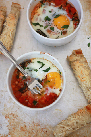 baked eggs with tomatoes & spinach (gf, df, Paleo, Whole30)