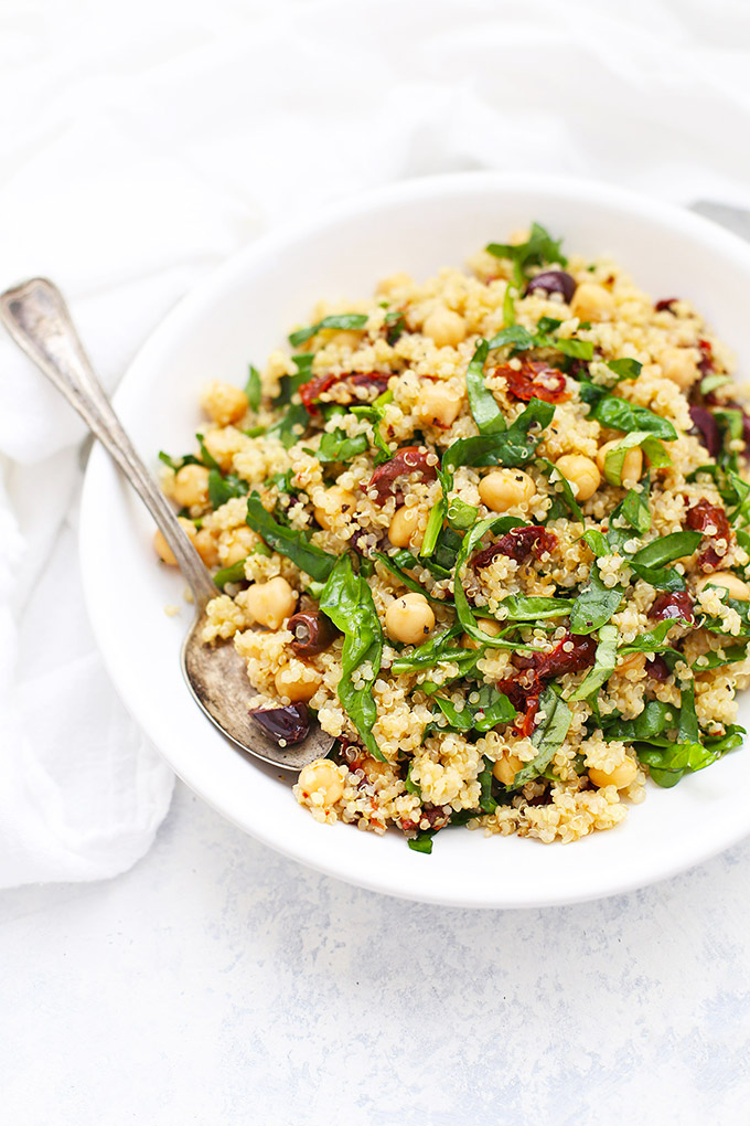 Sun Dried Tomato Quinoa Salad - meatless meal prep at its finest! This gluten free, vegan quinoa salad is so flavorful and pretty!