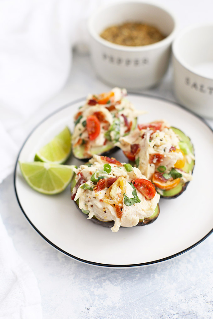 Paleo BLT Chicken Salad Avocado Cups - BLT Chicken salad scooped into avocado halves = best lunch EVER! (gluten free, paleo, Whole30 approved!) 