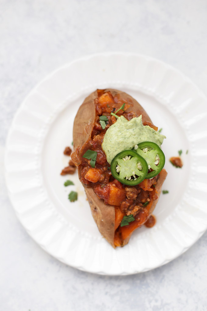 Chili and Avocado Ranch Baked Sweet Potatoes - The classic with a fresh twist. Love this combination! (don't miss 5 other ideas on the blog!) 