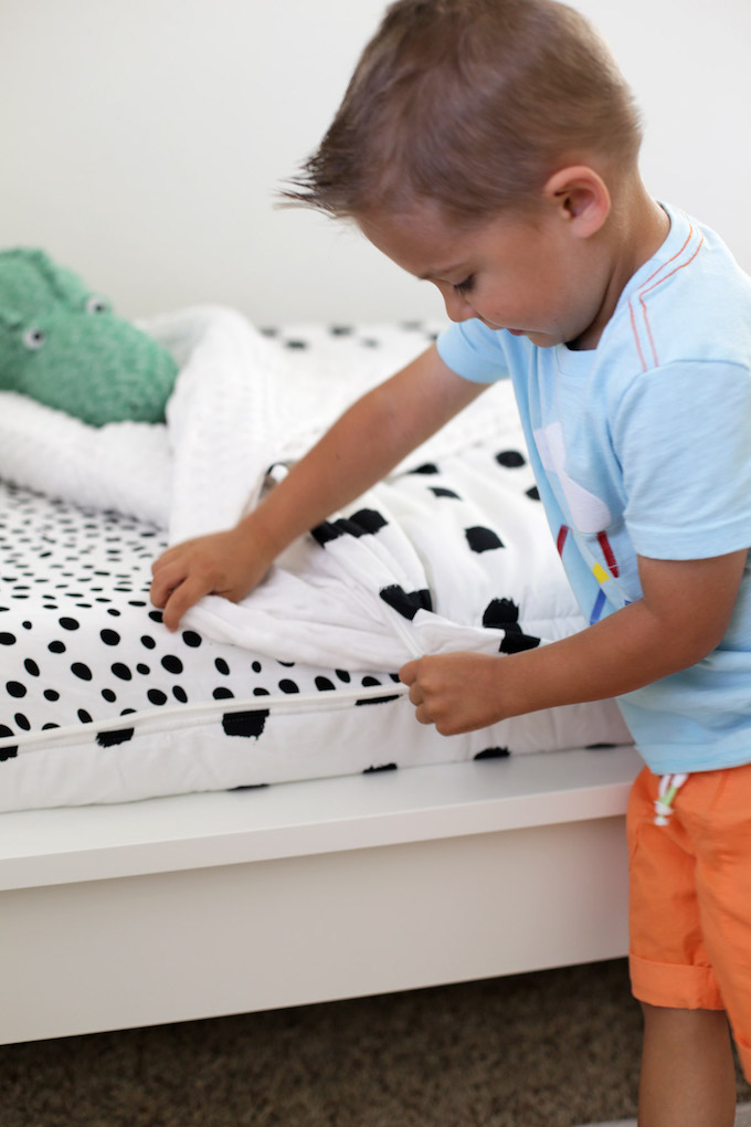 This @beddysbeds bedding ZIPS closed, so even a preschooler can make the bed!