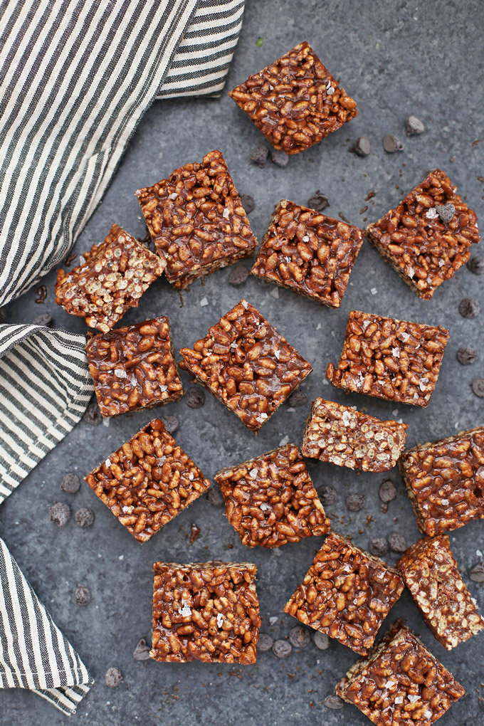 Gooey Chocolate Rice Krispies Treats - These taste kind of like star crunch bars, but are made with natural sweeteners! Vegan and gluten free! 