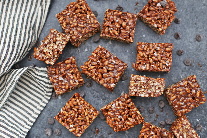 Gooey Chocolate Rice Krispies Treats - These taste kind of like star crunch bars, but are made with natural sweeteners! Vegan and gluten free! 