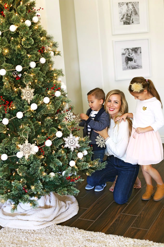 8 Holiday Traditions for the Family - awesome ideas for kids and families this holiday