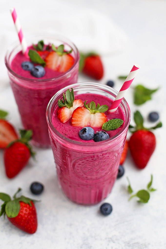 Tropical Strawberry Pitaya Smoothie - This dragonfruit strawberry smoothie is so pretty and perfect! (Paleo or Vegan) 