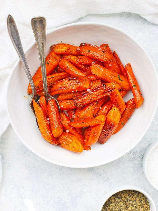 EASY Glazed Roasted Carrots