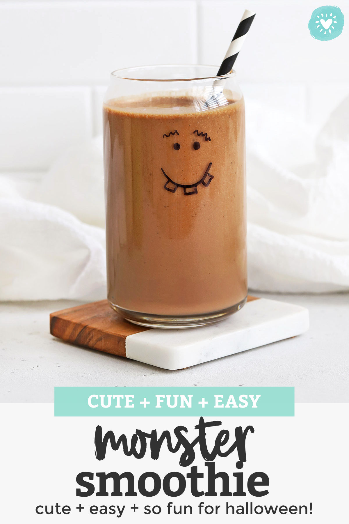 Halloween Monster Smoothies - Learn how to use a marker to make adorable monster smoothies on your smoothie cups. The perfect Halloween breakfast or healthy Hallowen snack! // Halloween ideas for kids // green monster smoothie // halloween party food #halloween #fallrecipe #halloweensnack #healthysnack