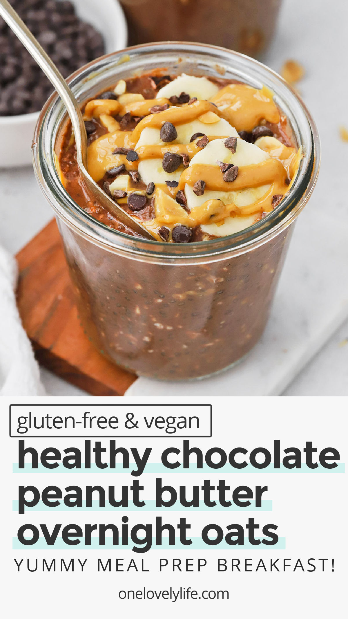 Healthy Chocolate Peanut Butter Overnight Oats - Wake up to a yummy meal prep breakfast with our peanut butter chocolate overnight oats recipe! It's delicious & easy to make in advance. (Gluten-Free, Vegan) / peanut butter overnight oats recipe / healthy breakfast / vegan breakfast / gluten-free breakfast / make ahead breakfast / grab and go breakfast / chocolate peanut butter oatmeal / chocolate peanut butter overnight oats without yogurt / chocolate peanut butter banana overnight oats