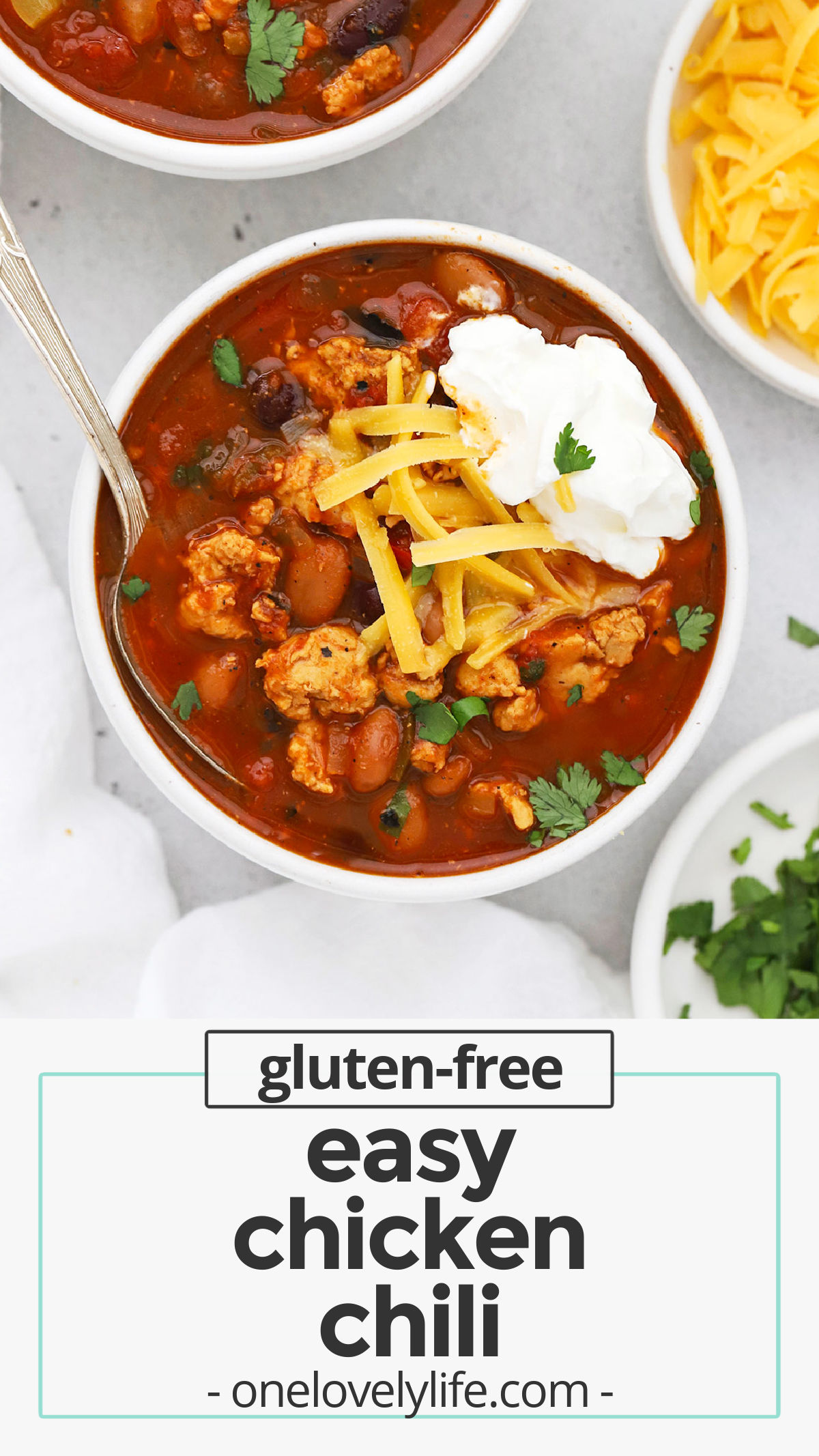 Easy Chicken Chili - this easy ground chicken chili recipe is FULL of bold flavor in every bite. It's packed with lean protein, and freezes like a dream! // the best ground chicken chili // high protein chili / easy chili recipe / low fat chili recipe / gluten free chili / chili with ground chicken / chili with chicken / healthy chicken chili / healthy chili recipe